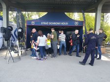 Namiot promocyjny Straży Ochrony Kolei, grupa uczestników wydarzenia.